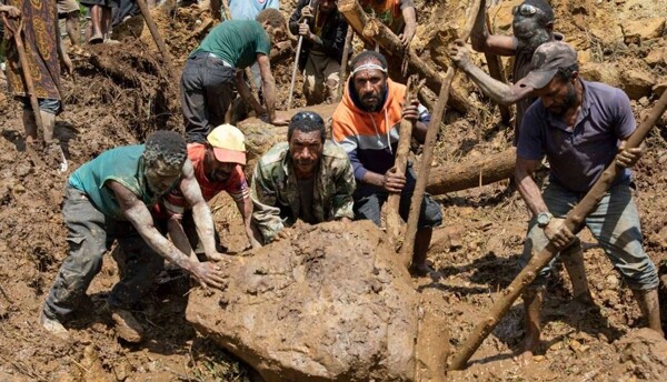 Сотни жителей деревень похоронены после оползня на Папуа – Новой Гвинее
