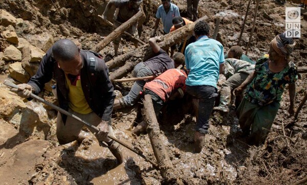 Поиск выживших в районе оползня на Папуа — Новой Гвинее